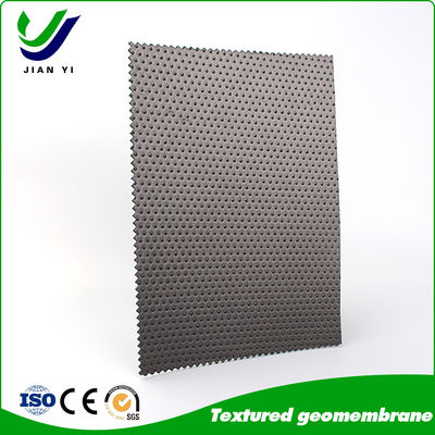 แผ่นธรณีสังเคราะห์ HDPE ทน UV แรงเสียดทานสูง กว้าง 6-8 เมตร สำหรับงานลาดเอียงและป้องกันการซึม