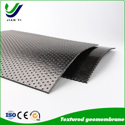 แผ่นธรณีสังเคราะห์ HDPE ทน UV แรงเสียดทานสูง กว้าง 6-8 เมตร สำหรับงานลาดเอียงและป้องกันการซึม