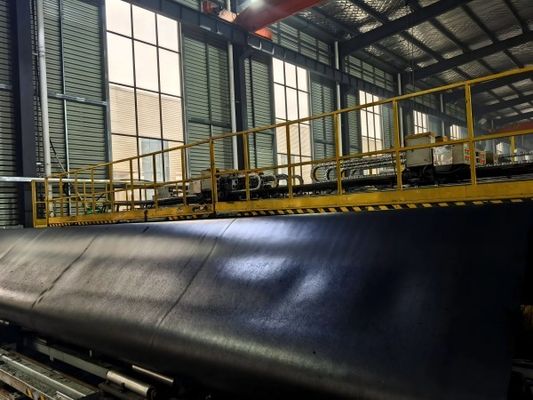 6m 8m ความกว้าง HDPE Geomembrane มีเนื้อเยื่อ ป้องกันสิ่งแวดล้อมของคุณในโรงงานบําบัดน้ําเสีย