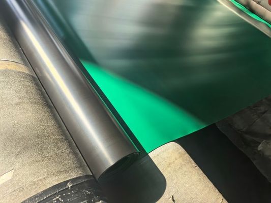สีดําและเขียว HDPE Geomembrane เรียบเรียบสองสี เหมาะสําหรับโครงการกันน้ําต่าง ๆ