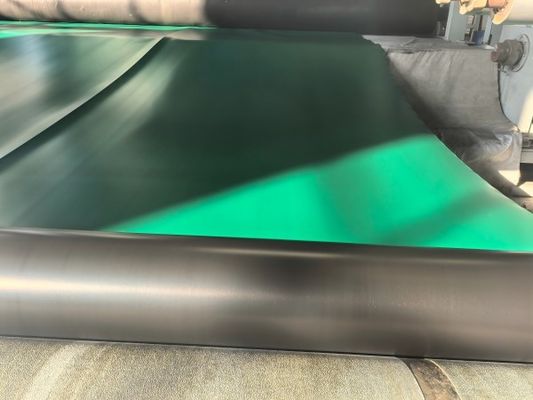 สีดําและเขียว HDPE จีโอเมมแบรนเรียบเพื่อคุ้มครองสิ่งแวดล้อม