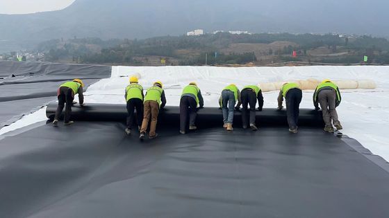ป้องกันเขื่อนและที่เก็บขยะ HDPE Geomembrane เรียบเรียบที่มีความทนทานทางเคมีที่ดีเยี่ยม