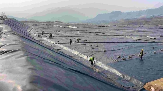 HDPE ที่เรียบ Geomembrane สําหรับการบํารุงน้ําเก็บขยะ การทําเหมืองแร่และอายุการใช้งานยาวนานกว่า