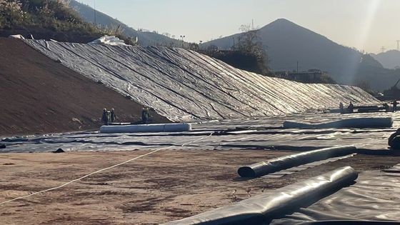 HDPE ที่เรียบ Geomembrane สําหรับการบํารุงน้ําเก็บขยะ การทําเหมืองแร่และอายุการใช้งานยาวนานกว่า