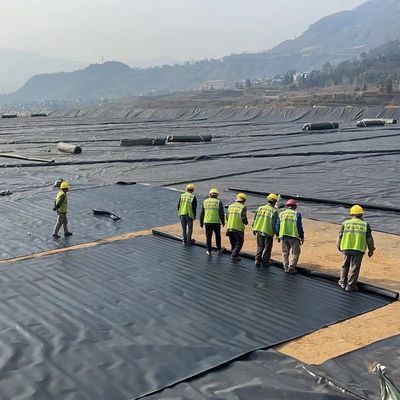 HDPE Geomembrane เรียบเรียบที่มีความต้านทานทางเคมีที่ดีเยี่ยมสําหรับการป้องกันการรั่วไหลในที่เก็บขยะและการพัฒนาเกษตร