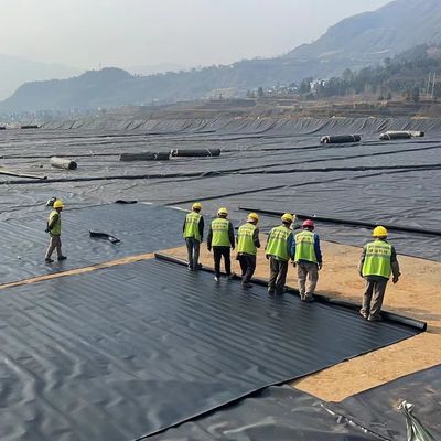โครงการจีโอเมมแบรนกันน้ํา HDPE เรียบเรียบ สําหรับที่เก็บขยะและระบายน้ํา