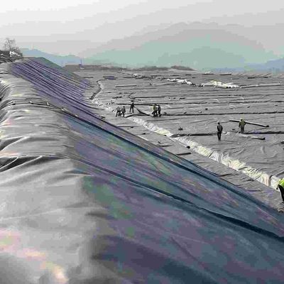 โครงการสิ่งแวดล้อม HDPE Geomembrane เรียบเรียบ ทนต่อกรดและเกลือ 700% ความยาวในการแตก ความหนา 0.3 มม. 3.0 มม.
