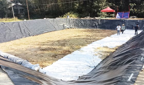 ผนังพื้นดินเรียบ anti-seepage HDPE สําหรับโครงการการเกษตร ปลาสระน้ํา Liner ความกว้าง 1m-9m ความยาว 30-100m ความหนา> 0.5mm