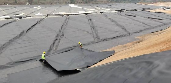 ความทนทานทางเคมีที่ดี HDPE Geomembrane เรียบเรียบสําหรับการจัดการค้าง