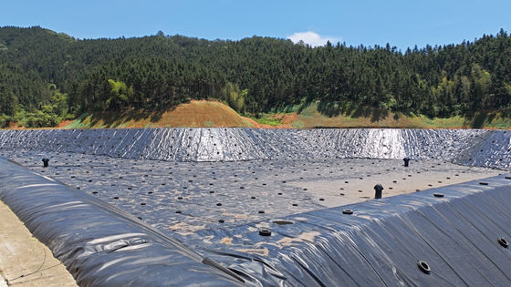 ความทนทานทางเคมีที่ดี HDPE Geomembrane สําหรับการติดตั้งการปั่นหมักร้อนในโครงการปรับความสว่างสระ