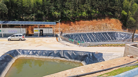 ความทนทานทางเคมีที่ดี HDPE Geomembrane สําหรับการติดตั้งการปั่นหมักร้อนในโครงการปรับความสว่างสระ