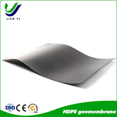 ความทนทานทางเคมีที่ดี HDPE Geomembrane สําหรับการติดตั้งการปั่นหมักร้อนในโครงการปรับความสว่างสระ