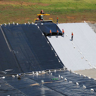 การก่อสร้างที่ง่าย การวาง Geomembrane ที่มีเนื้อเยื่อและกันสลิด 1.0mm-2.5mm สําหรับการใช้งาน Slop