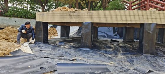 HDPE ทนทาน Geomembrane เรียบเรียบสําหรับโครงการป้องกันการรั่วซึมทะเลสาบประดิษฐ์ ความแข็งแรงในการแตก 20-80N / mm การยืดหยุ่นในการแตก 700%