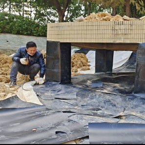 HDPE ทนทาน Geomembrane เรียบเรียบสําหรับโครงการป้องกันการรั่วซึมทะเลสาบประดิษฐ์ ความแข็งแรงในการแตก 20-80N / mm การยืดหยุ่นในการแตก 700%