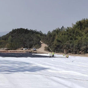ฟังก์ชันการแยก ไม่เนื้อเยื่อยาวเส้นใย Geotextile ความกว้าง 1m-6m สําหรับการใช้งานที่เก็บขยะเหมืองแร่
