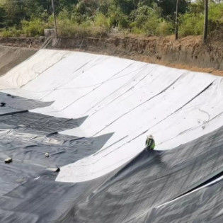 ฟังก์ชันการแยก ไม่เนื้อเยื่อยาวเส้นใย Geotextile ความกว้าง 1m-6m สําหรับการใช้งานที่เก็บขยะเหมืองแร่