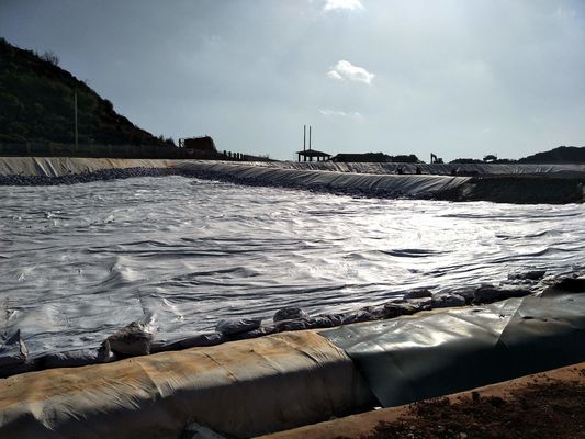 โซลูชั่นเครื่องหลอมที่ปลอดภัย: กีโอเมมแบรน HDPE ที่ใช้งานหนัก สําหรับการเก็บน้ําล้างที่ทนทานต่อการกัดกร่อนและกระบวนการ