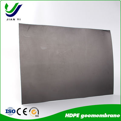 ความทนทานทางเคมีที่ดี HDPE Geomembrane สําหรับการติดตั้งการปั่นหมักร้อนในโครงการปรับความสว่างสระ