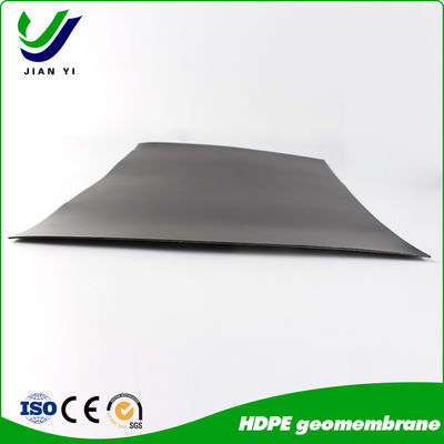 ความทนทานทางเคมีที่ดี HDPE Geomembrane สําหรับการติดตั้งการปั่นหมักร้อนในโครงการปรับความสว่างสระ
