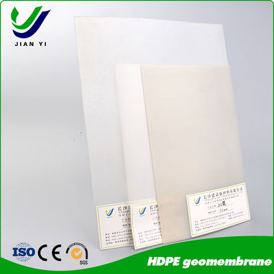 แผ่นเมมเบรนกันซึม HDPE ผิวเรียบ: ออกแบบมาเพื่อการกันซึมที่สำคัญสำหรับระบบกั้น