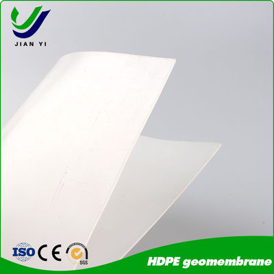 แผ่นเมมเบรน HDPE สีขาวสะท้อนแสงแดดเพื่อฉนวนกันความร้อนในสถานีพลังงานไฟฟ้าโซลาร์เซลล์และสระว่ายน้ำกลางแจ้ง