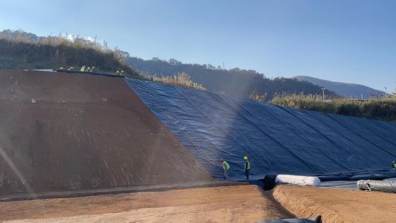ความทนทานทางเคมีที่ดี HDPE Geomembrane สําหรับการติดตั้งการปั่นหมักร้อนในโครงการปรับความสว่างสระ