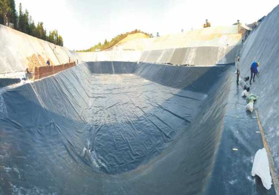 2.0 มม. ความหนา LDPE Geomembrane ผิวเรียบ ยืดได้ 700% ที่จุดขาด และทนทานต่อรังสียูวีได้ดีเยี่ยมสำหรับโครงการอ่างเก็บน้ำ